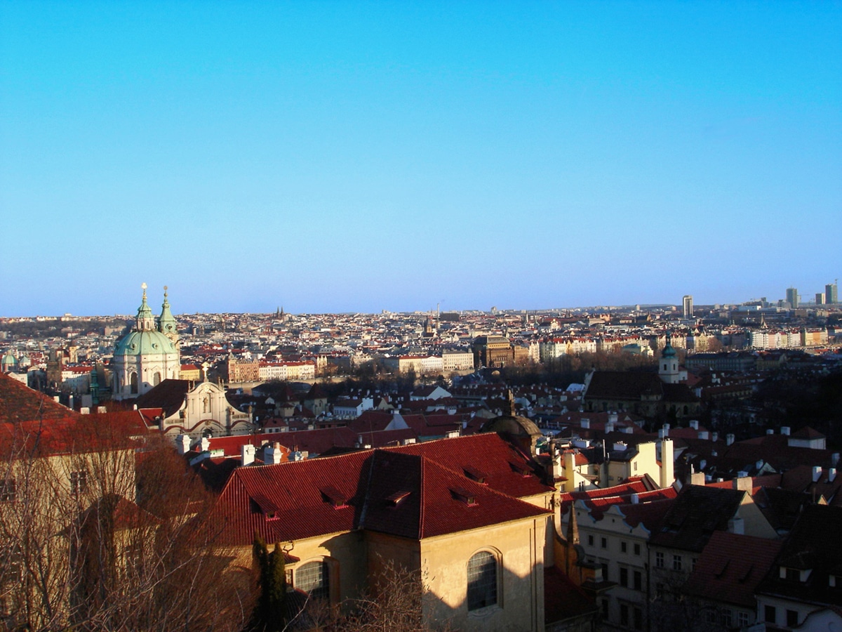 赤い屋根が印象的なプラハの街