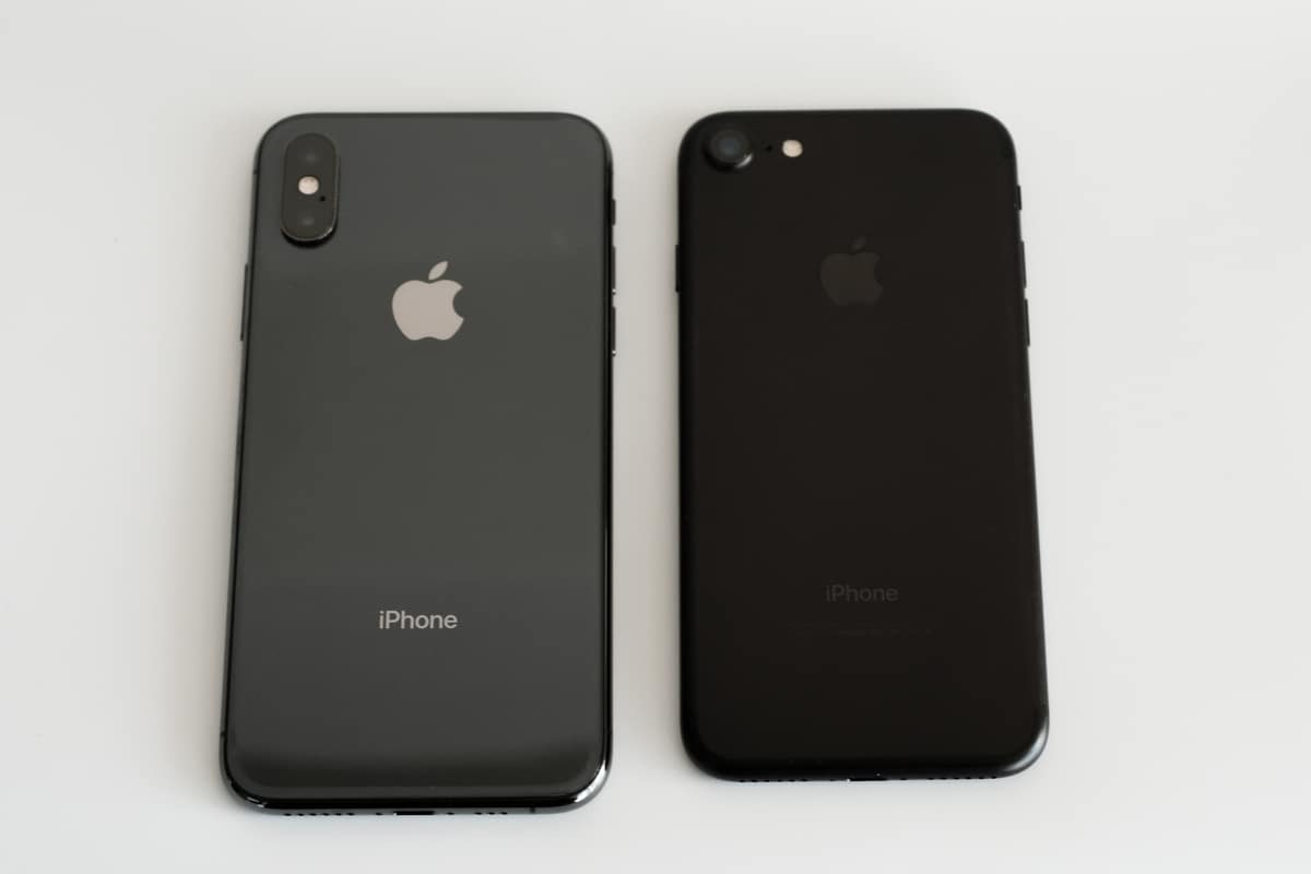 iPhone XS（左）とiPhone 7（右）
